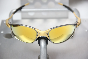 Oakley Juliet 24k, um dos modelos mais queridos pelos brasileiros.