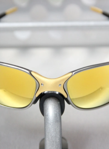 Oakley Juliet 24k, um dos modelos mais queridos pelos brasileiros.