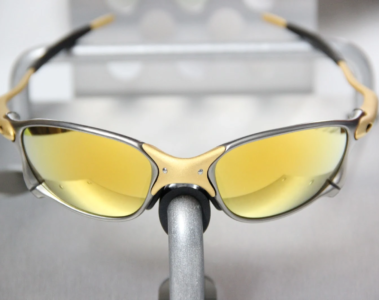 Oakley Juliet 24k, um dos modelos mais queridos pelos brasileiros.
